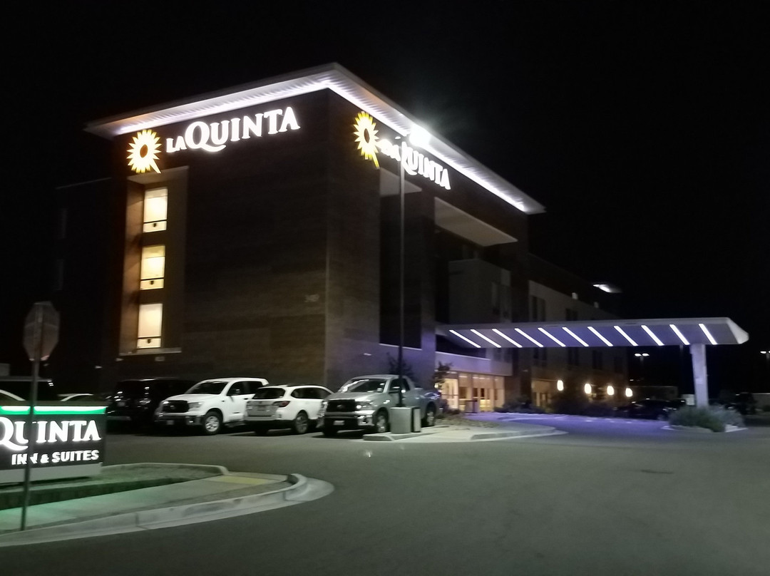 LAX拉昆塔套房酒店主图