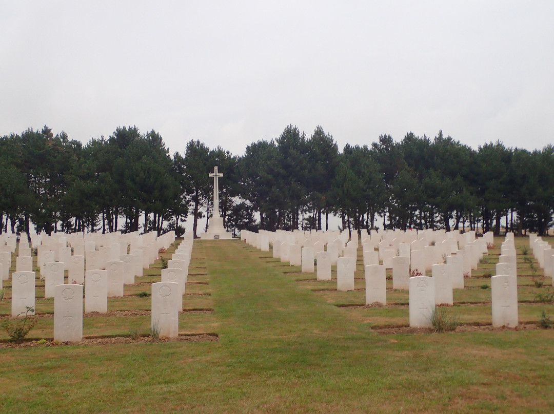 Les Baraques Military Cemetery景点图片