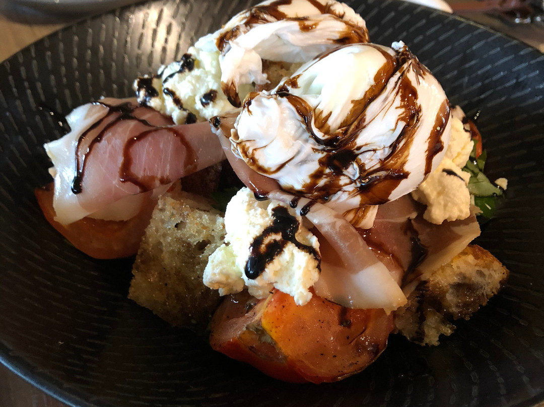 Full Turn Kitchen Bar