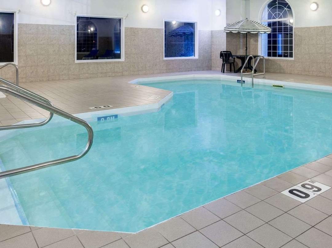 Super 8 by Wyndham Morden主图