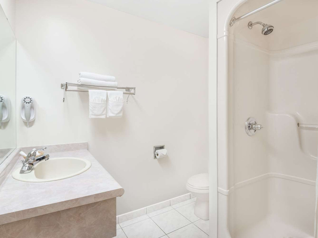 Super 8 by Wyndham Ambassador Bridge Windsor ON主图