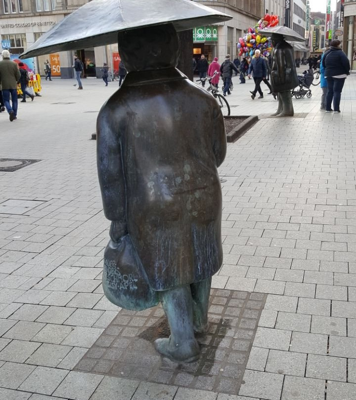 Skulptur "Mann mit Regenschirm"-汉诺威必去景点