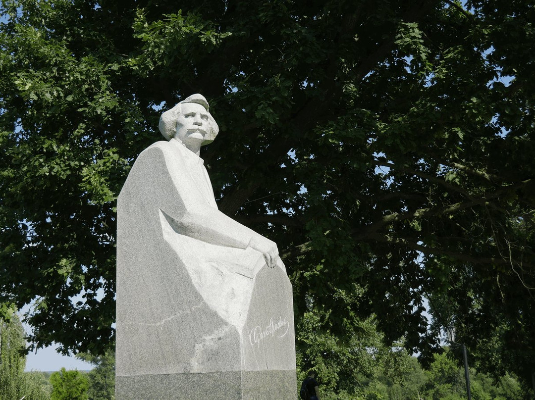 Monument to the Writer Sergeyev-Tsenskiy景点图片