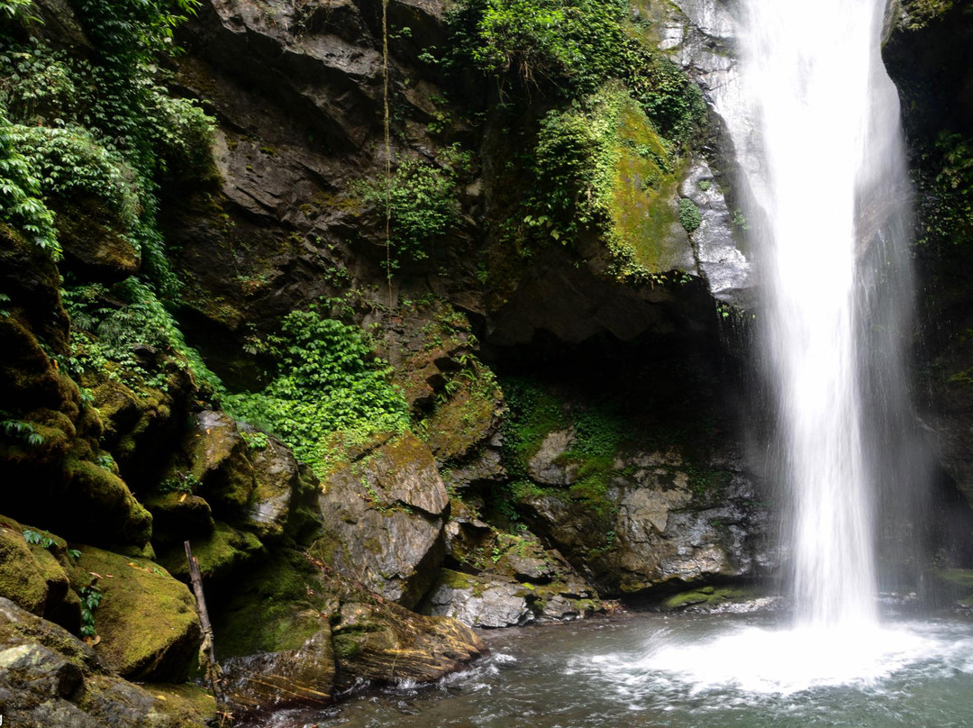Yuksom旅游景点-Kanchenjunga Falls