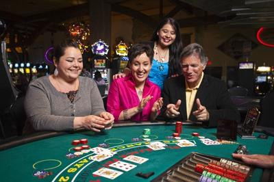 Twin Pine Hotel主图