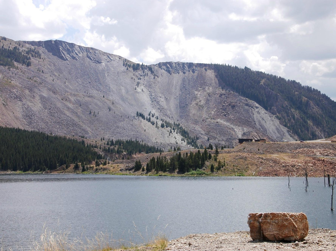 Earthquake Lake-西黄石镇必去景点