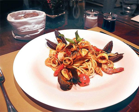 เมดิชิ คิทเช่น แอนด์ บาร์