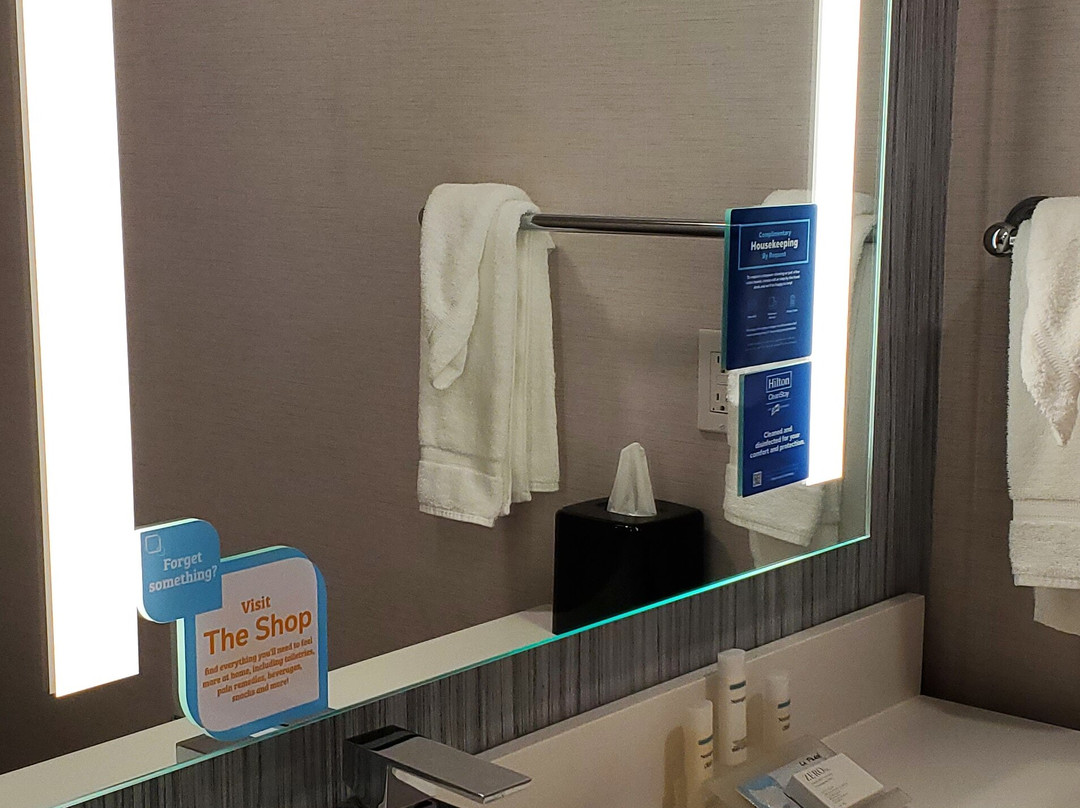 尚佩恩/厄巴纳希尔顿花园酒店主图