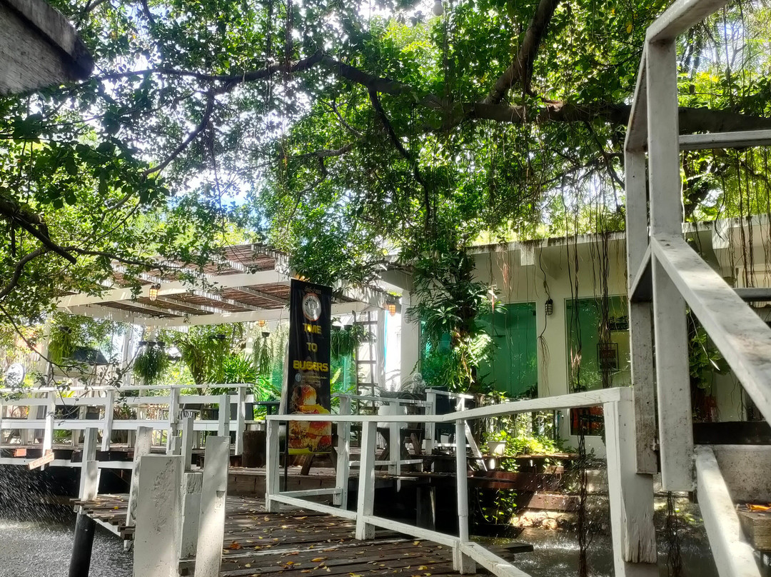 Ampol Burger Angsila Branch主图