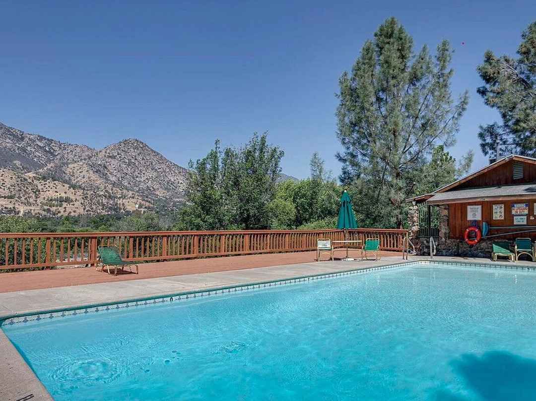 Whispering Pines Lodge主图