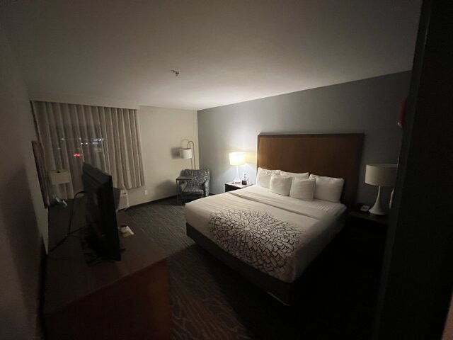 LAX拉昆塔套房酒店主图