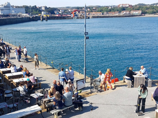 The Lighthouse Champagne Bar-福克斯通必去景点