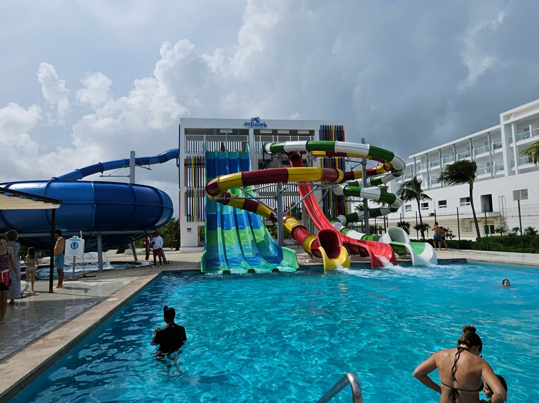 杜纳马尔悦宜湾酒店主图