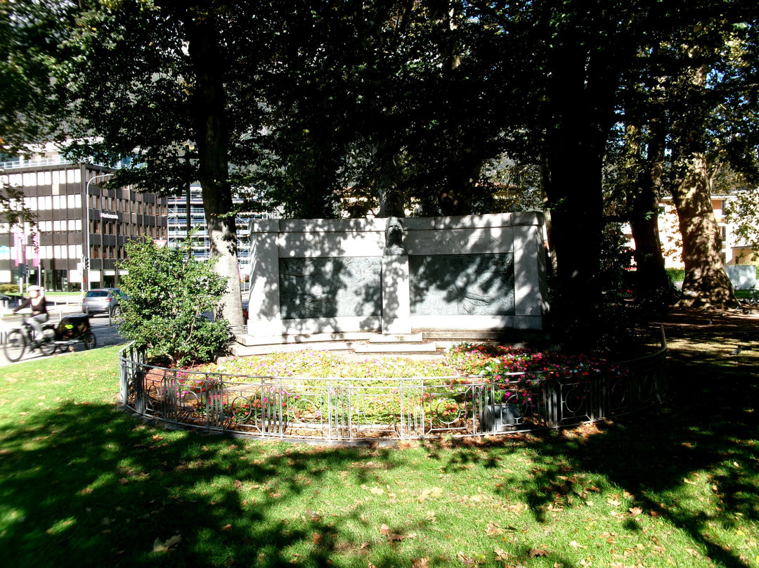Monumento a Rinaldo Simen景点图片