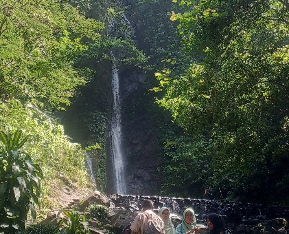 Cilember Waterfalls景点图片