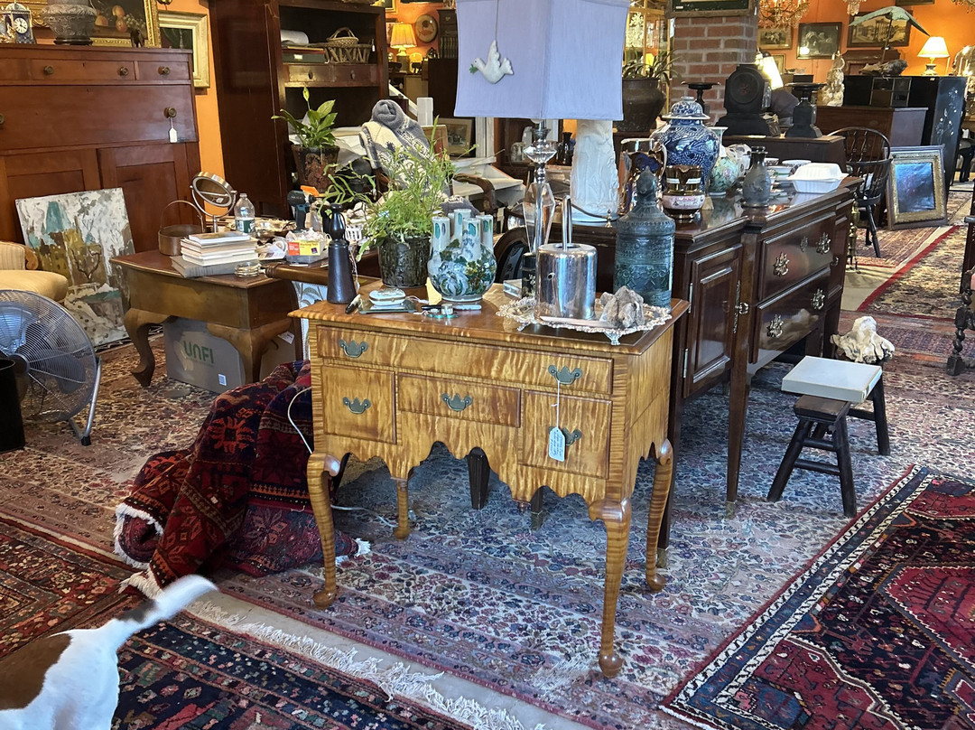 Blue Dolphin Antiques景点图片