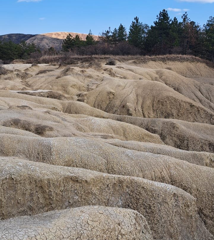 Vulcanii Noroiosi (Muddy Volcanoes)景点图片