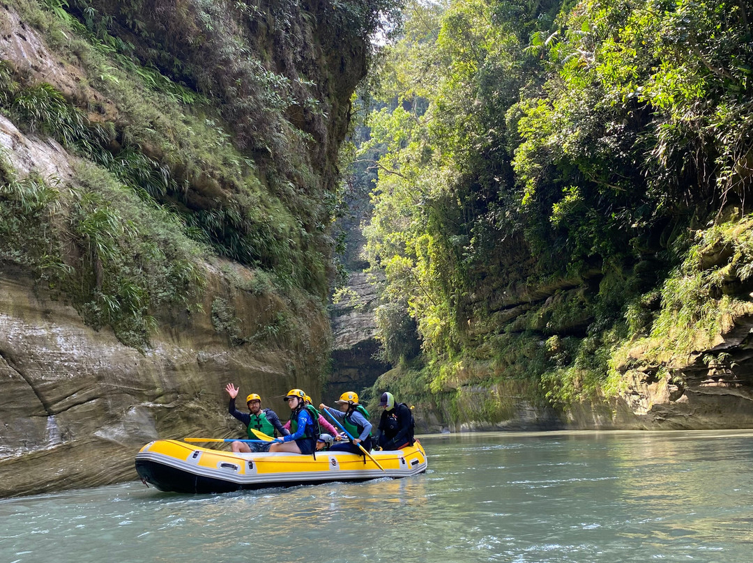 "Green Aventura: Descubre la Emoción del Rafting en el Increíble Cañón del Güejar"-Mesetas必去景点