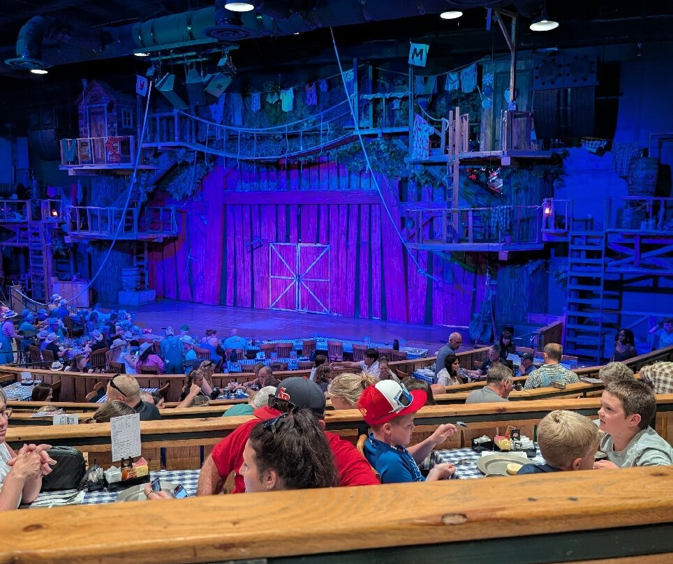 Hatfield & McCoy Dinner Show-皮金福奇必去景点