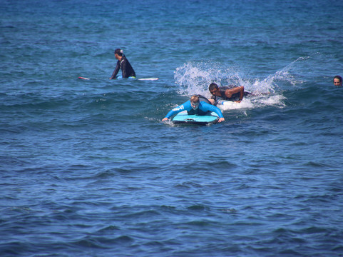 卡哈陆吾湾海上冲浪活动-凯鲁瓦-柯纳必去景点