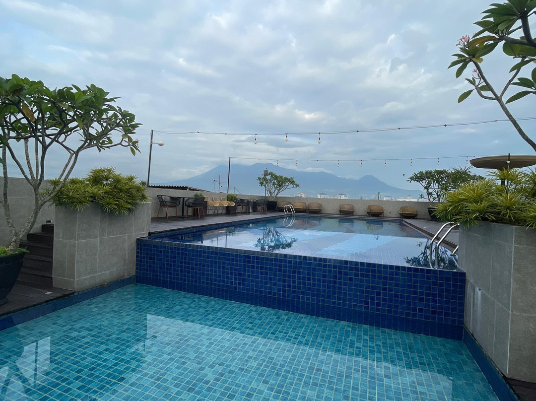 Ascent Hotel & Cafe Malang主图