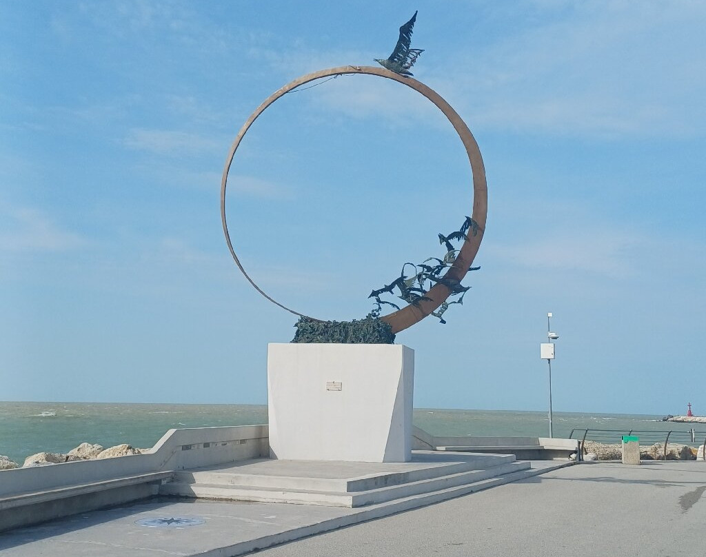 Monumento al gabbiano Jonathan-圣贝内代托-德尔特龙托必去景点