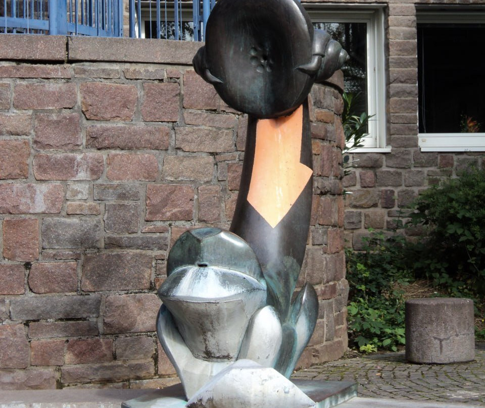Eiermarkt mit Michel-Mort-Denkmal-巴特克罗伊茨纳赫必去景点