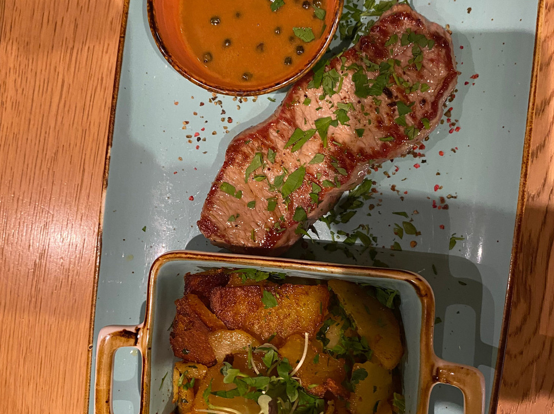 沼泽酒店主图