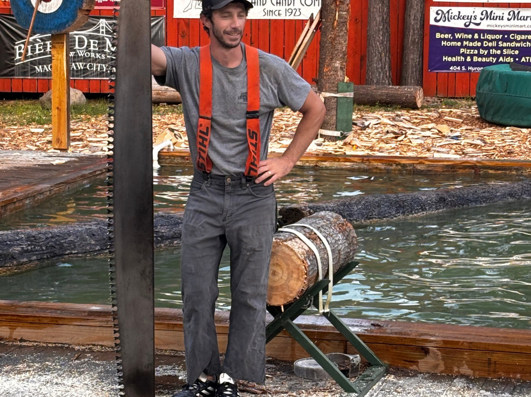 Jack Pine Lumberjack Show-麦基诺城必去景点