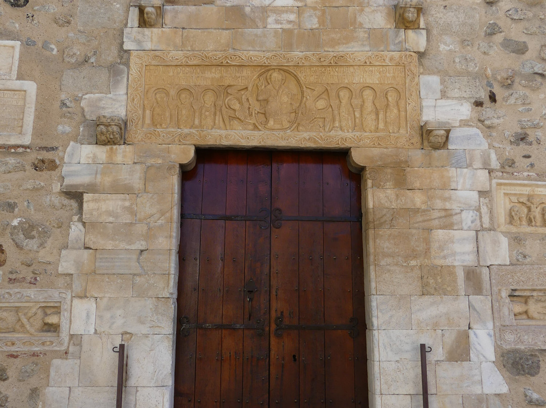 Eglise Saint Michel , le cloitre et le linteau-Saint Genis des Fontaines必去景点