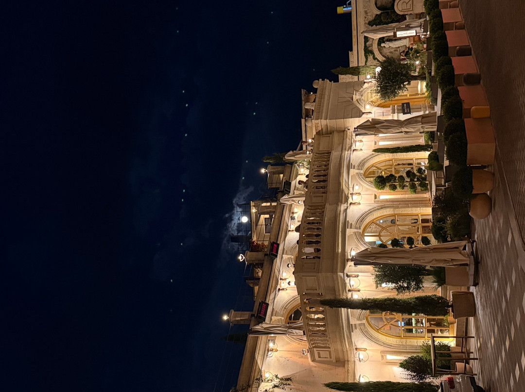 La Reina Restaurant & Lounge