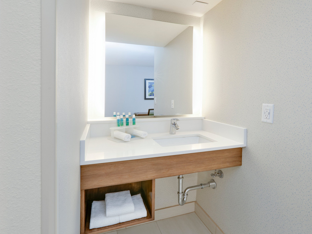 Holiday Inn Express & Suites Irving Conv Ctr - Las Colinas By IHG