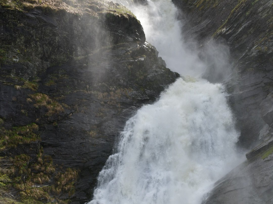 Huldefossen Waterfall景点图片