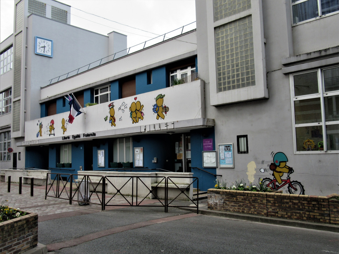 Fresque "Ivres livres"-阿尔福维尔必去景点