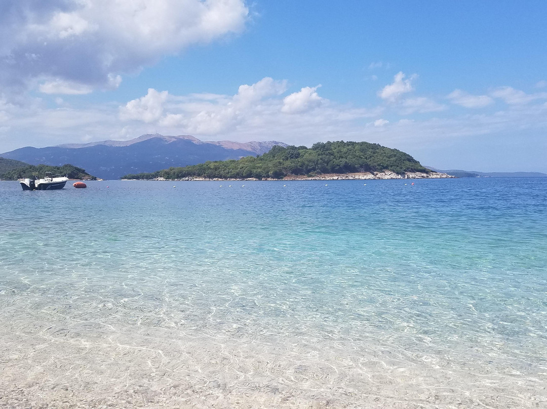 Paddleboarding in the islands景点图片