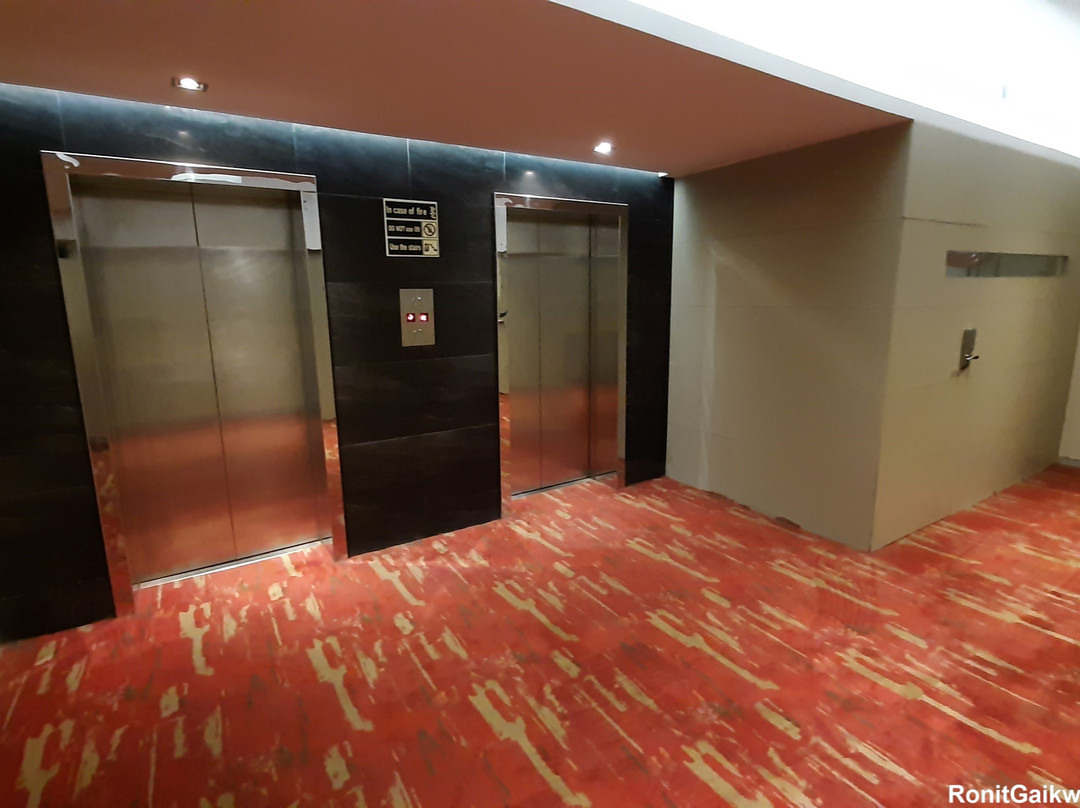 Royal Orchid Central主图