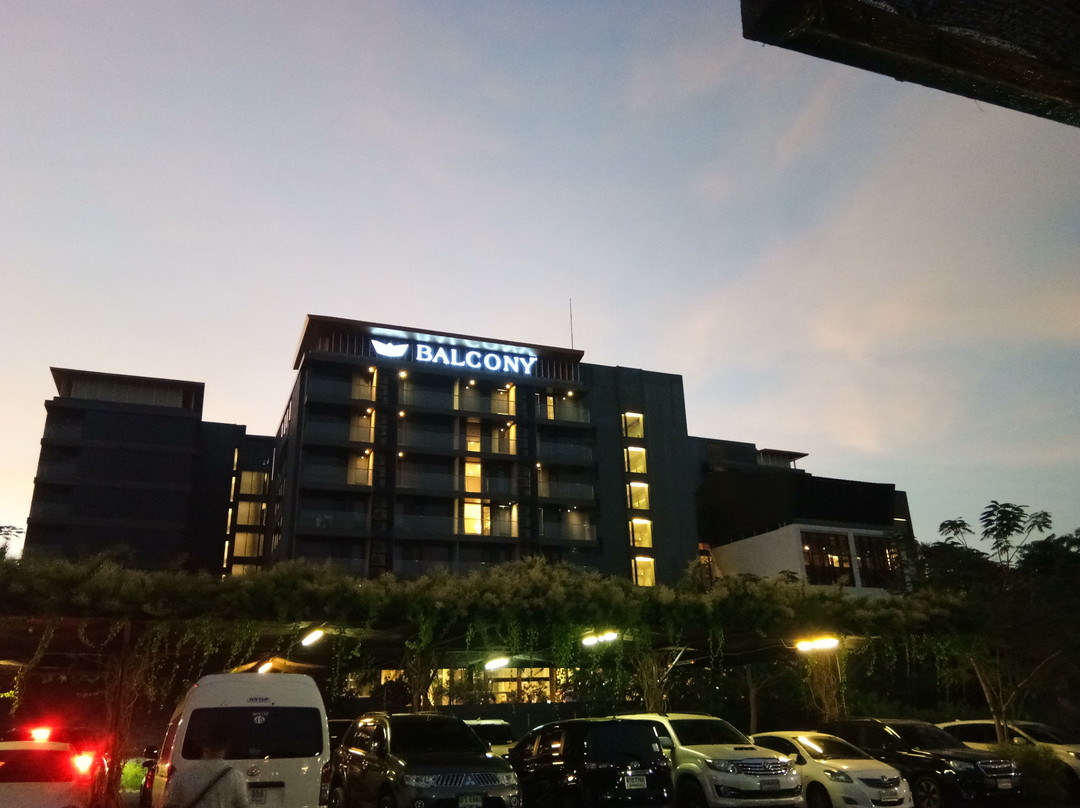 是拉差阳台海滨服务式公寓酒店主图