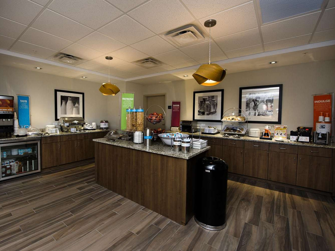 Hampton Inn & Suites by Hilton Truro主图