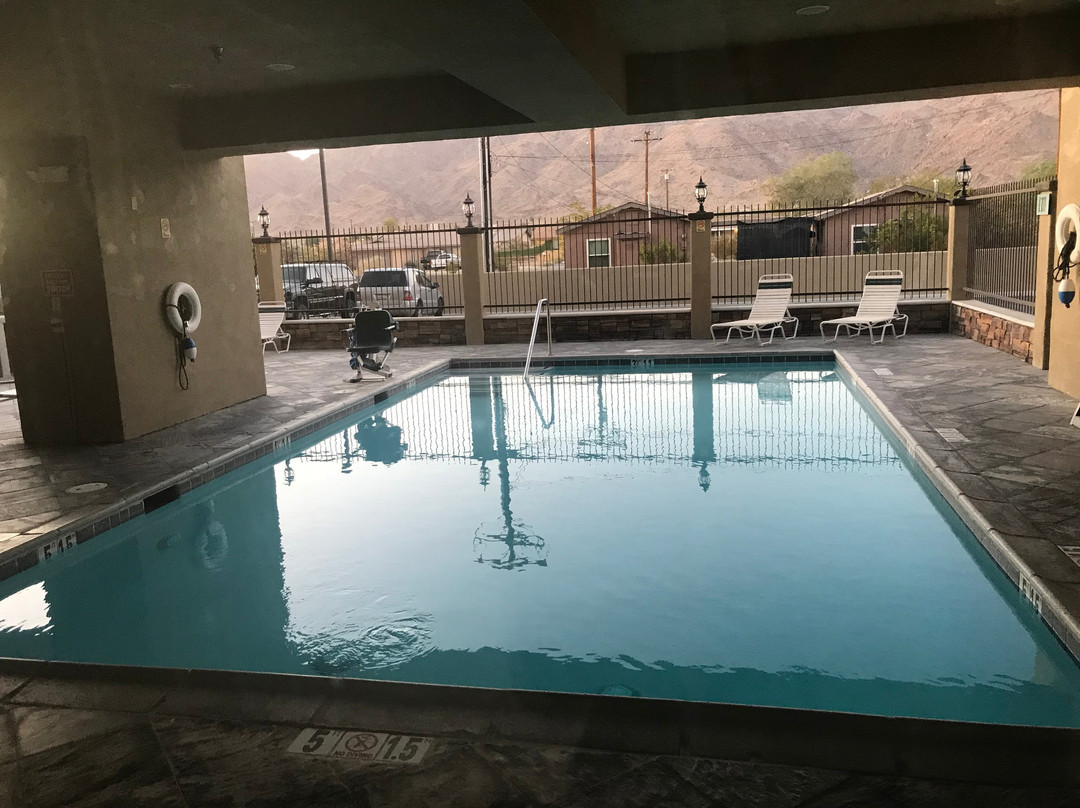 二十九棕榈村快捷假日&套房酒店主图