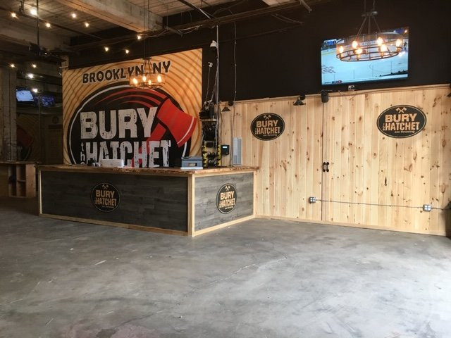 Bury the Hatchet Brooklyn - Axe Throwing-布鲁克林必去景点
