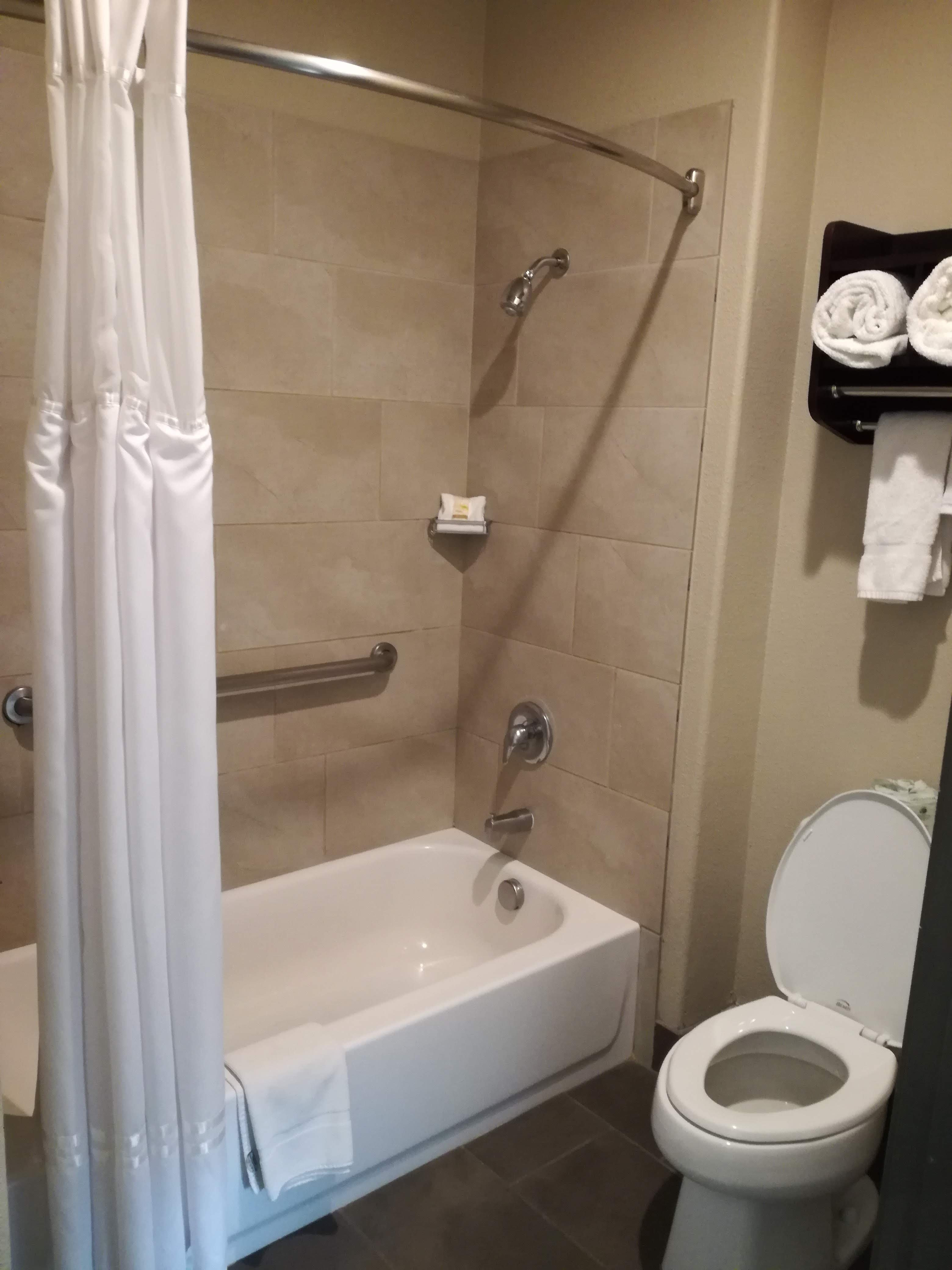 La Quinta Inn & Suites by Wyndham Los Banos-浴室