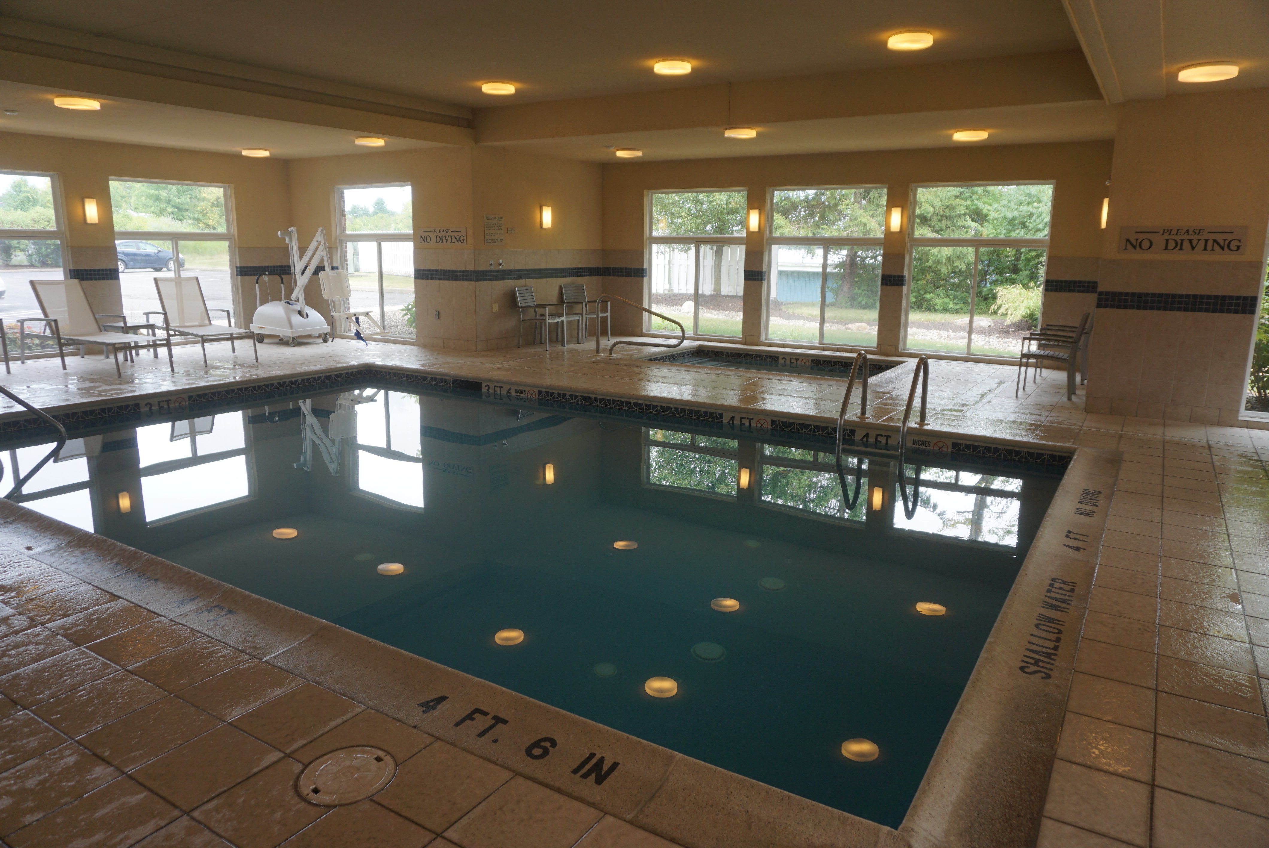 Country Inn & Suites by Radisson, Lewisburg, PA-泳池