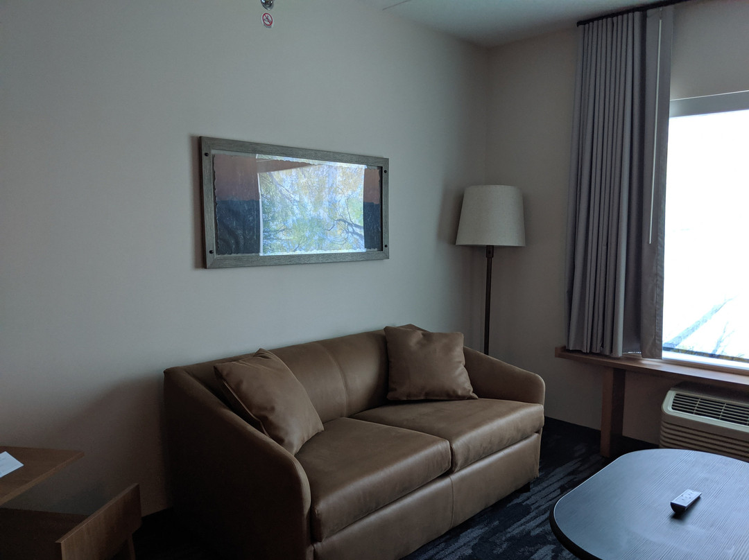 科默斯费尔菲尔德客栈&套房酒店主图