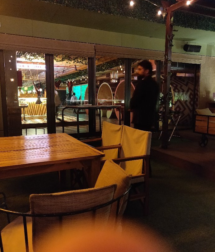 Lakhman Khedi餐馆和美食-Farzi Cafe Indore