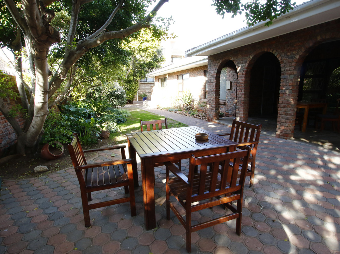 Bluewater Beachfront Guest House主图