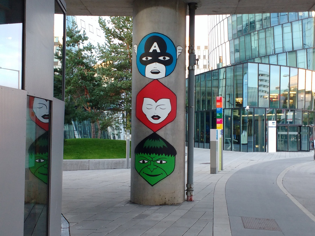 "3 Brothers" - Art in the Subway景点图片