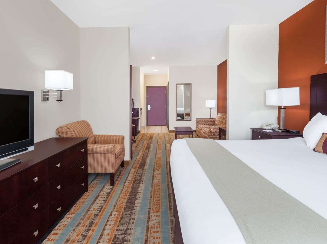 Baymont by Wyndham Henderson主图