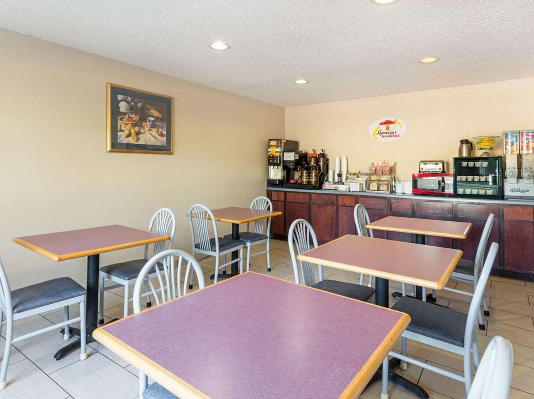 Super 8 by Wyndham Perry主图