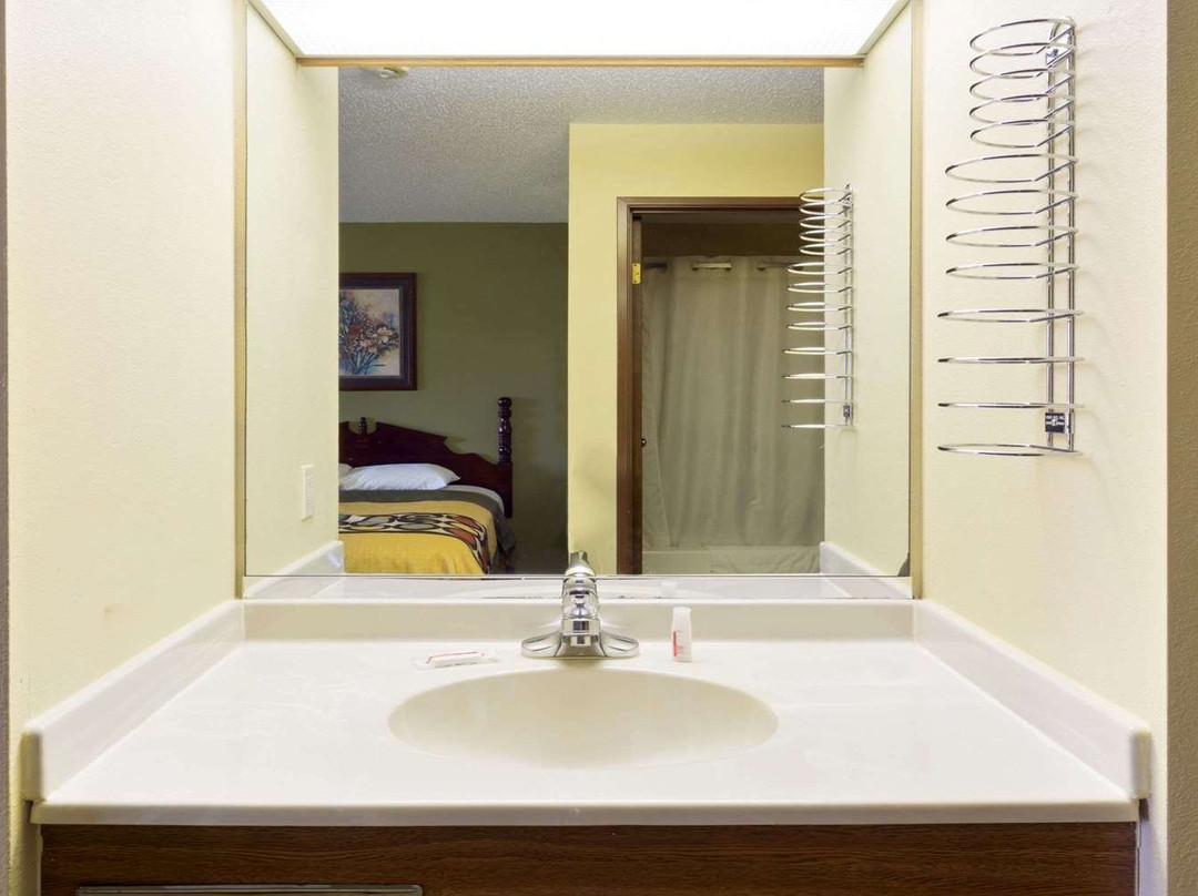 伊利诺斯州迪卡尔布速 8 酒店主图