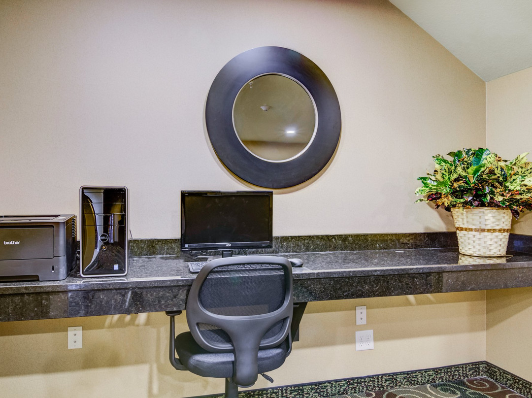 Castle Rock Inn & Suites主图